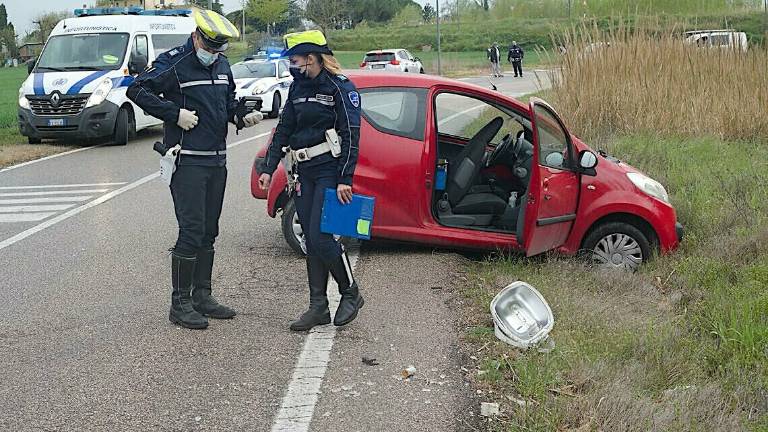 Ravenna, auto contro palo della luce. Ferita 51enne in via Cella Ravenna, auto contro palo della luce. Ferita 51enne in via Cella