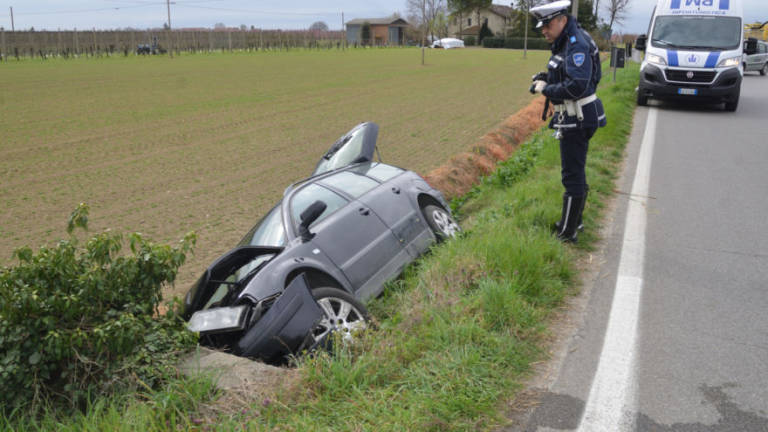 Incidente a San Pietro in Vincoli. Auto nel fosso, un ferito Incidente a San Pietro in Vincoli. Auto nel fosso, un ferito