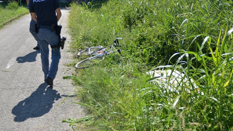 Ravenna, dramma sulla ciclabile, ciclista stroncato da un malore Ravenna, dramma sulla ciclabile, ciclista stroncato da un malore