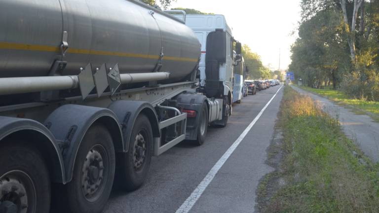 Ravenna, controlli per il green pass: fila chilometrica per i lavoratori del Polo Chimico Ravenna, controlli per il green pass: fila chilometrica per i lavoratori del Polo Chimico