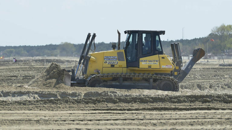 Nuova spiaggia, stesso mare: via al ripascimento da 19 milioni di euro sul litorale romagnolo Nuova spiaggia, stesso mare: via al ripascimento da 19 milioni di euro sul litorale romagnolo
