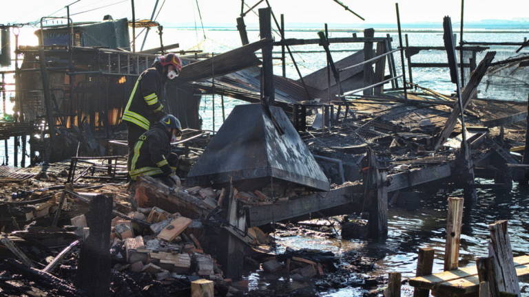 Ravenna, capanno da pesca distrutto dalle fiamme Ravenna, capanno da pesca distrutto dalle fiamme