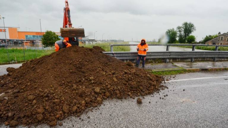 Ravenna, una barriera di terra e sabbia per fermare gli allagamenti a nord della città VIDEO Ravenna, una barriera di terra e sabbia per fermare gli allagamenti a nord della città VIDEO