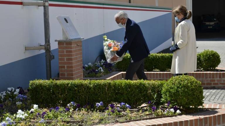 Anche a Ravenna cerimonia per il poliziotto morto a Napoli Anche a Ravenna cerimonia per il poliziotto morto a Napoli