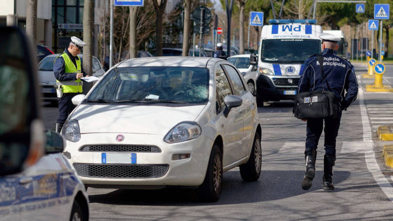 Ravenna, grave 60enne investita mentre attraversa la strada in viale Alberti Ravenna, grave 60enne investita mentre attraversa la strada in viale Alberti