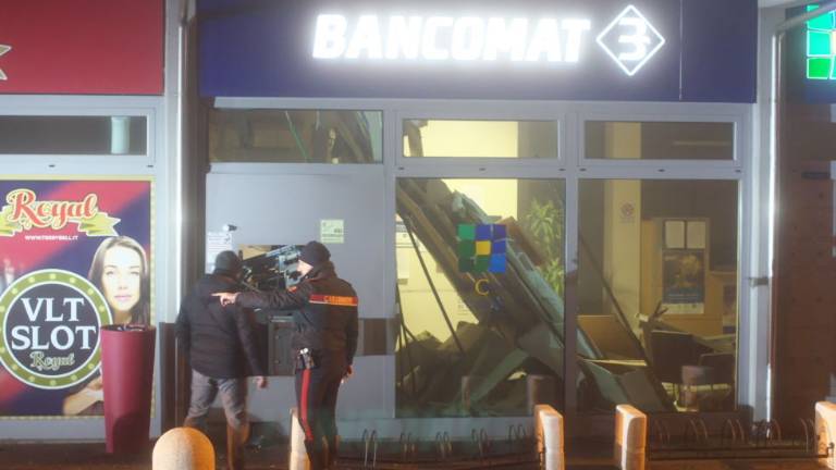 Assalto esplosivo al bancomat a Mezzano, ladri in fuga col bottino Assalto esplosivo al bancomat a Mezzano, ladri in fuga col bottino