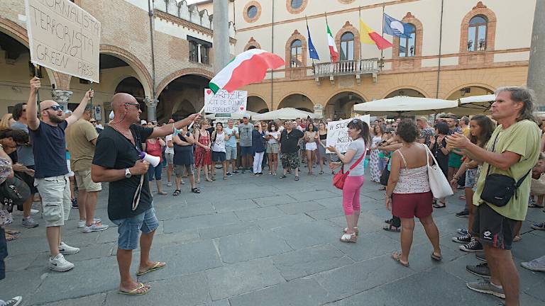No green pass a Ravenna, fra cartelli complottisti e contro i media No green pass a Ravenna, fra cartelli complottisti e contro i media