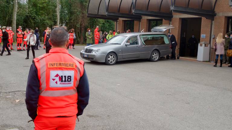 Ravenna, colleghi e corteo di ambulanze per l'addio a Lorenzo Ravenna, colleghi e corteo di ambulanze per l'addio a Lorenzo