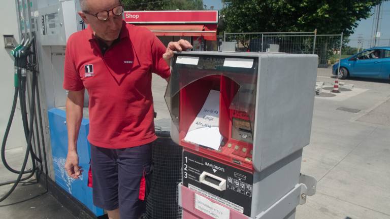 Ravenna, furto al distributore: 3mila euro il bottino Ravenna, furto al distributore: 3mila euro il bottino