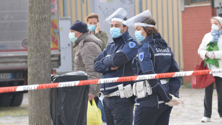 Coronavirus, Esco per la spesa. Ma è festa, multati a Ravenna Coronavirus, Esco per la spesa. Ma è festa, multati a Ravenna
