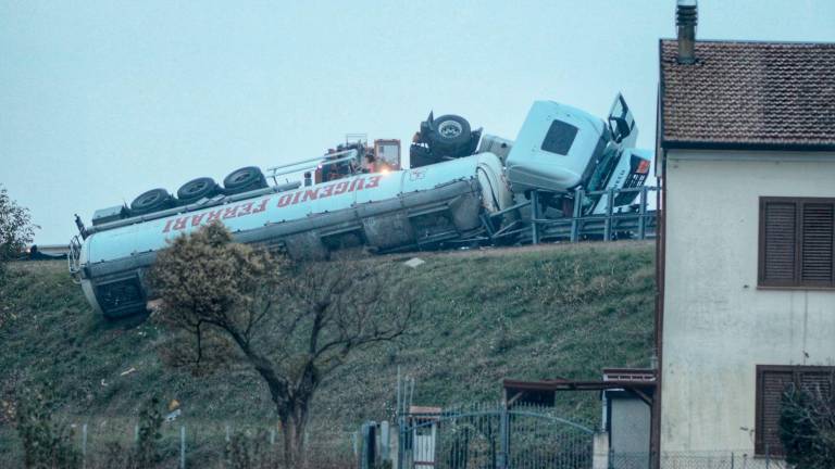 Il tir ribaltato nei pressi di una abitazione che è stata evacuata ieri sera (Fiorentini) Il tir ribaltato nei pressi di una abitazione che è stata evacuata ieri sera (Fiorentini)