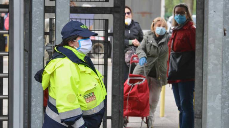 Coronavirus Ravenna, il mercato riparte passando dai tornelli Coronavirus Ravenna, il mercato riparte passando dai tornelli