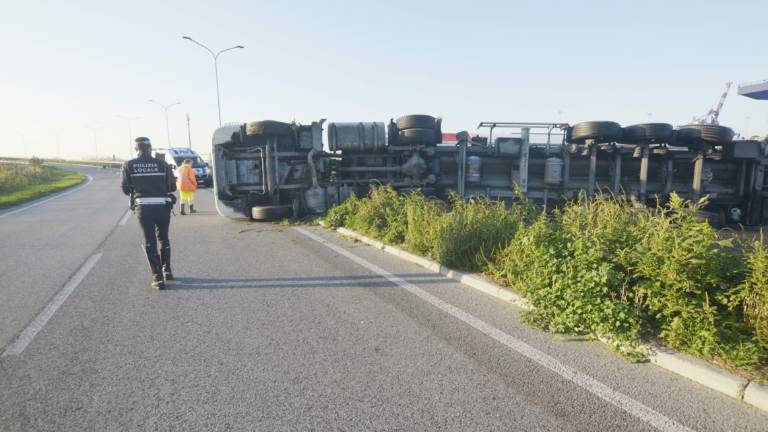 Ravenna, si ribalta con il camion nella zona del porto: 35enne in gravi condizioni Ravenna, si ribalta con il camion nella zona del porto: 35enne in gravi condizioni