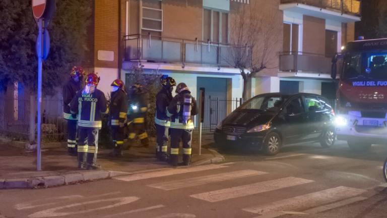 Ravenna, incendio nella notte in zona stadio. Evacuata palazzina. Ravenna, incendio nella notte in zona stadio. Evacuata palazzina.