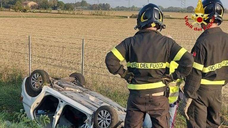 Forlì, incidente in A14: auto si ribalta nel fosso Forlì, incidente in A14: auto si ribalta nel fosso