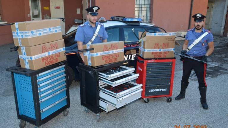 Inseguimento tra i campi a Lugo: nel furgone rubato spunta il bottino Inseguimento tra i campi a Lugo: nel furgone rubato spunta il bottino