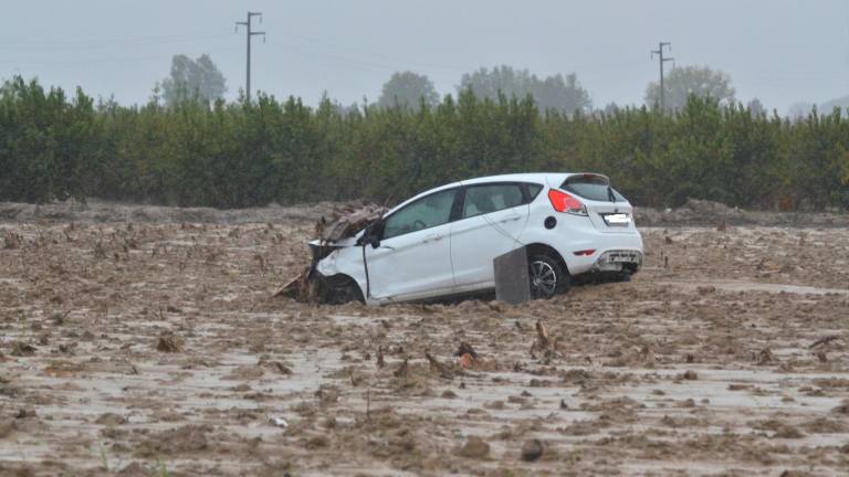 Un’auto incagliata nel fango dopo l’alluvione di metà settembre (fotoservizio Massimo Fiorentini) Un’auto incagliata nel fango dopo l’alluvione di metà settembre (fotoservizio Massimo Fiorentini)
