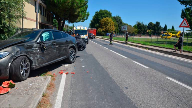 Russi, incidente: l’auto finisce contro la recinzione di una casa, ferita una donna Russi, incidente: l’auto finisce contro la recinzione di una casa, ferita una donna