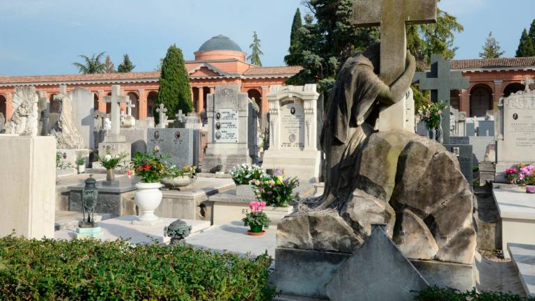 Forlì. Nuovi spazi nei cimiteri comunali, le cremazioni aumentano del 30% Forlì. Nuovi spazi nei cimiteri comunali, le cremazioni aumentano del 30%