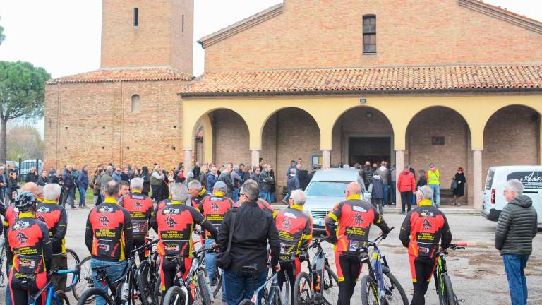 Ravenna. Travolto e ucciso a Fratta Terme: addio a Daniele “Rufus” Beltrani, amici al funerale in lacrime con la bicicletta Ravenna. Travolto e ucciso a Fratta Terme: addio a Daniele “Rufus” Beltrani, amici al funerale in lacrime con la bicicletta
