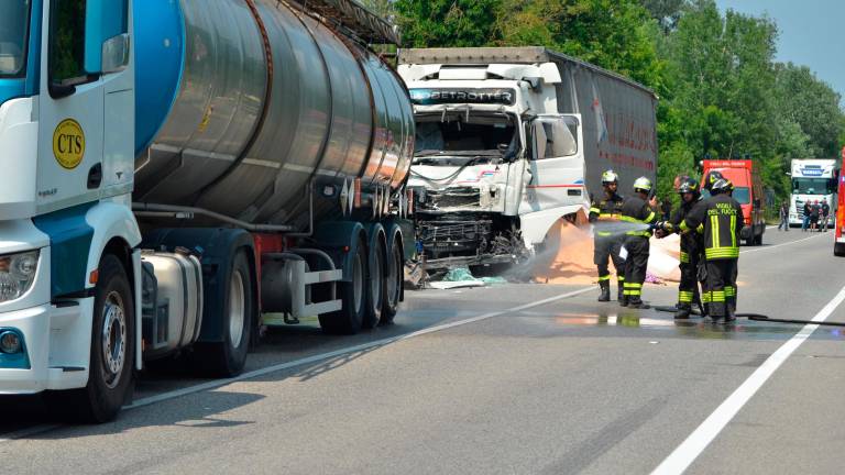 Ravenna, scontro fra camion: traffico bloccato sulla Romea Ravenna, scontro fra camion: traffico bloccato sulla Romea