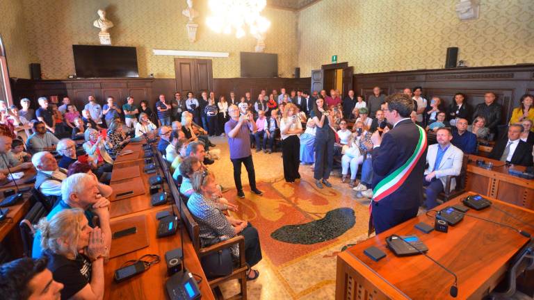 Ravenna, un commosso Barattoni riceve la fascia di sindaco: “Una responsabilità che onorerò ogni giorno” - Gallery Ravenna, un commosso Barattoni riceve la fascia di sindaco: “Una responsabilità che onorerò ogni giorno” - Gallery