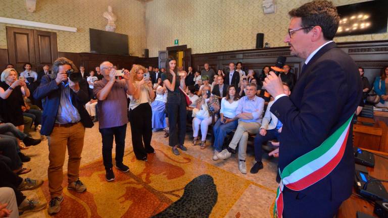 Ravenna, un commosso Barattoni riceve la fascia di sindaco: “Una responsabilità che onorerò ogni giorno” - Gallery Ravenna, un commosso Barattoni riceve la fascia di sindaco: “Una responsabilità che onorerò ogni giorno” - Gallery
