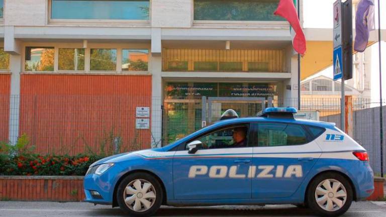 Faenza, minaccia col coltello e rapina un passante al parco: 32enne arrestato dalla Polizia Faenza, minaccia col coltello e rapina un passante al parco: 32enne arrestato dalla Polizia