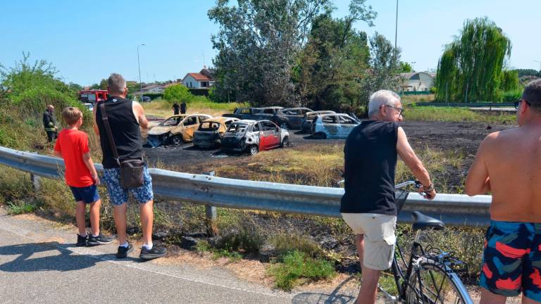Conselice, vanno a fuoco 9 auto, malore per una donna Conselice, vanno a fuoco 9 auto, malore per una donna