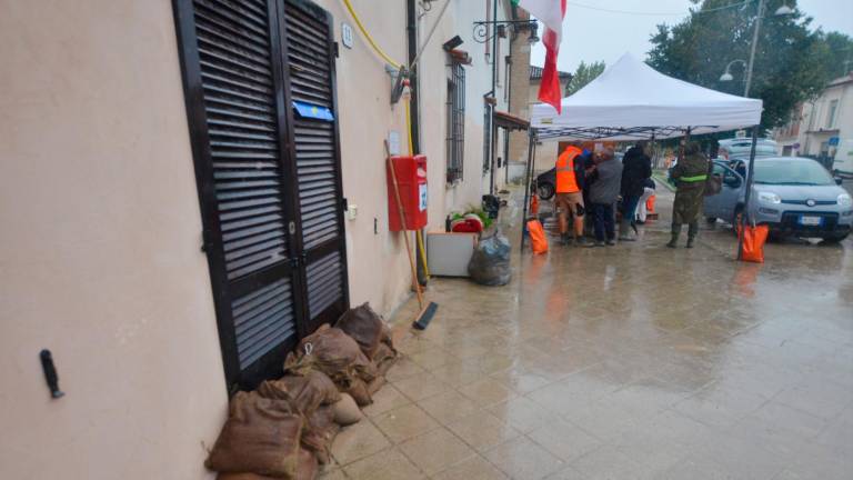 Un’auto ancora bloccata nel fango, i lavori all’argine del Lamone: Traversara torna a vivere ore di paura - Gallery Un’auto ancora bloccata nel fango, i lavori all’argine del Lamone: Traversara torna a vivere ore di paura - Gallery
