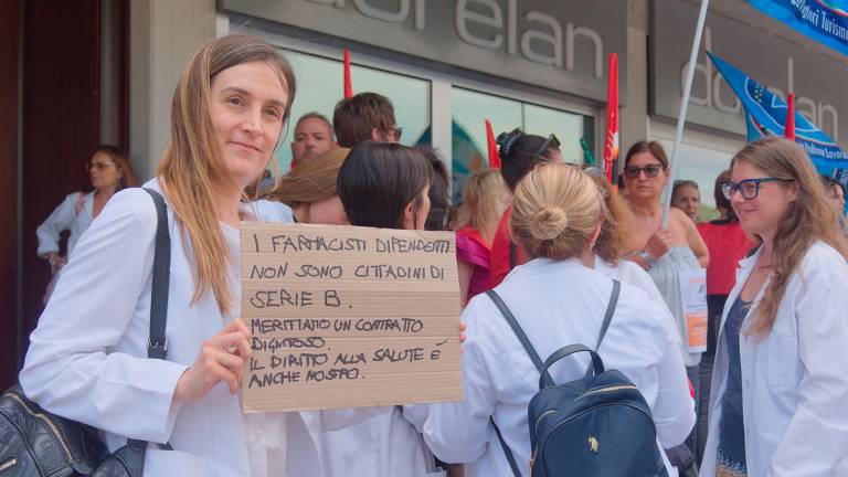 Ravenna, i lavoratori farmacisti protestano in camice per avere l’aumento Ravenna, i lavoratori farmacisti protestano in camice per avere l’aumento