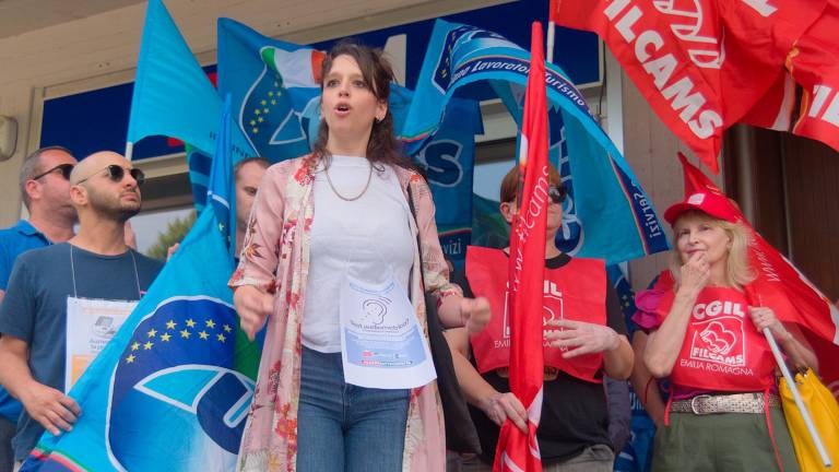 Ravenna, i lavoratori farmacisti protestano in camice per avere l’aumento Ravenna, i lavoratori farmacisti protestano in camice per avere l’aumento