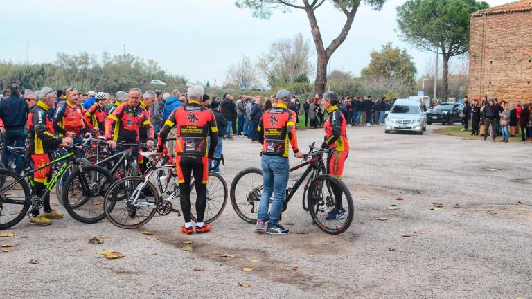 Ravenna. Travolto e ucciso a Fratta Terme: addio a Daniele “Rufus” Beltrani, amici al funerale in lacrime con la bicicletta Ravenna. Travolto e ucciso a Fratta Terme: addio a Daniele “Rufus” Beltrani, amici al funerale in lacrime con la bicicletta