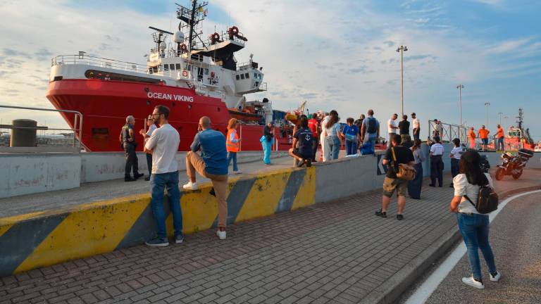 Sbarcata la Ocean Viking a Ravenna con 37 migranti Sbarcata la Ocean Viking a Ravenna con 37 migranti