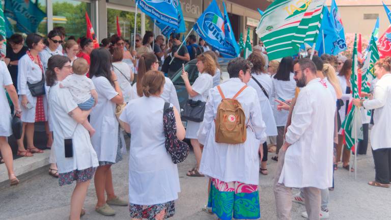 Ravenna, i lavoratori farmacisti protestano in camice per avere l’aumento Ravenna, i lavoratori farmacisti protestano in camice per avere l’aumento