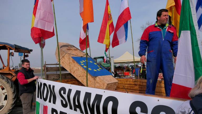 Continua la protesta degli agricoltori al casello autostradale di Castel San Pietro. Oggi non sono più i 200 del primo giorno, ma sono ancora parecchie decine e si stanno dando il cambio, mantenendo il presidio anche di notte. E’ stato così ieri e sarà così anche questa notte. L’autostrada al momento non è bloccata, certo la sfilata dei trattori non rende agevole l’ingresso e la percorrenza sulla provinciale San Carlo che immette al casello, sulla quale il traffico è costantemente rallentato. VIDEO E FOTO MMPH Continua la protesta degli agricoltori al casello autostradale di Castel San Pietro. Oggi non sono più i 200 del primo giorno, ma sono ancora parecchie decine e si stanno dando il cambio, mantenendo il presidio anche di notte. E’ stato così ieri e sarà così anche questa notte. L’autostrada al momento non è bloccata, certo la sfilata dei trattori non rende agevole l’ingresso e la percorrenza sulla provinciale San Carlo che immette al casello, sulla quale il traffico è costantemente rallentato. VIDEO E FOTO MMPH