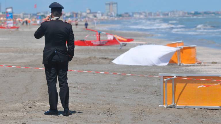 Cervia, tragedia in spiaggia: travolta e uccisa da una ruspa a Pinarella - Gallery Cervia, tragedia in spiaggia: travolta e uccisa da una ruspa a Pinarella - Gallery