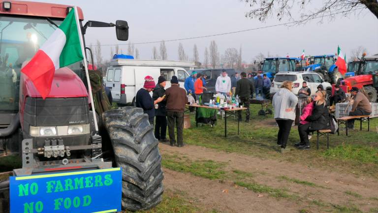 Continua la protesta degli agricoltori al casello autostradale di Castel San Pietro. Oggi non sono più i 200 del primo giorno, ma sono ancora parecchie decine e si stanno dando il cambio, mantenendo il presidio anche di notte. E’ stato così ieri e sarà così anche questa notte. L’autostrada al momento non è bloccata, certo la sfilata dei trattori non rende agevole l’ingresso e la percorrenza sulla provinciale San Carlo che immette al casello, sulla quale il traffico è costantemente rallentato. VIDEO E FOTO MMPH Continua la protesta degli agricoltori al casello autostradale di Castel San Pietro. Oggi non sono più i 200 del primo giorno, ma sono ancora parecchie decine e si stanno dando il cambio, mantenendo il presidio anche di notte. E’ stato così ieri e sarà così anche questa notte. L’autostrada al momento non è bloccata, certo la sfilata dei trattori non rende agevole l’ingresso e la percorrenza sulla provinciale San Carlo che immette al casello, sulla quale il traffico è costantemente rallentato. VIDEO E FOTO MMPH