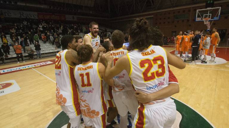 Ravenna, Deco Industrie raddoppia: è sponsor sia del calcio che del basket Ravenna, Deco Industrie raddoppia: è sponsor sia del calcio che del basket