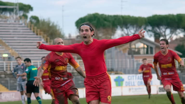Calcio D, il Ravenna festeggia in rimonta con il Forlì, Sammaurese-show Calcio D, il Ravenna festeggia in rimonta con il Forlì, Sammaurese-show