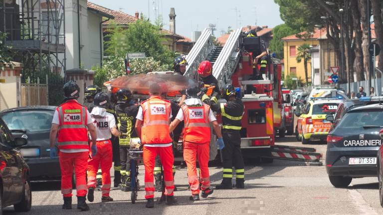 Ravenna, cade dal tetto mentre lavora: ferito un operaio Ravenna, cade dal tetto mentre lavora: ferito un operaio
