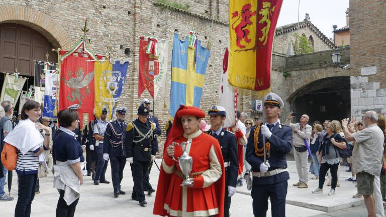 Dante, corteo con i sindaci di Ravenna e Firenze Dante, corteo con i sindaci di Ravenna e Firenze