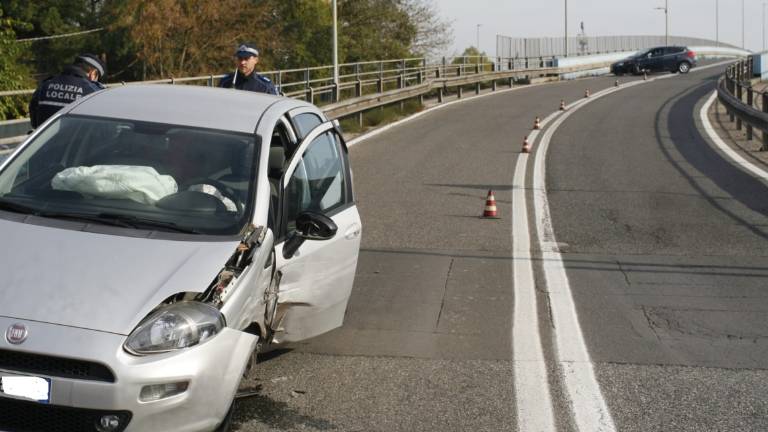 Ravenna, incidente e traffico in tilt sul ponte della via Faentina Ravenna, incidente e traffico in tilt sul ponte della via Faentina