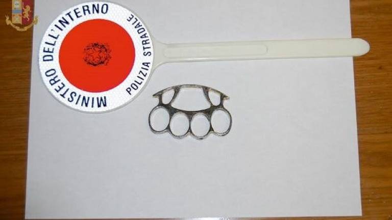 Droga e tirapugni: sequestri e denunce della Polstrada a Savignano Droga e tirapugni: sequestri e denunce della Polstrada a Savignano