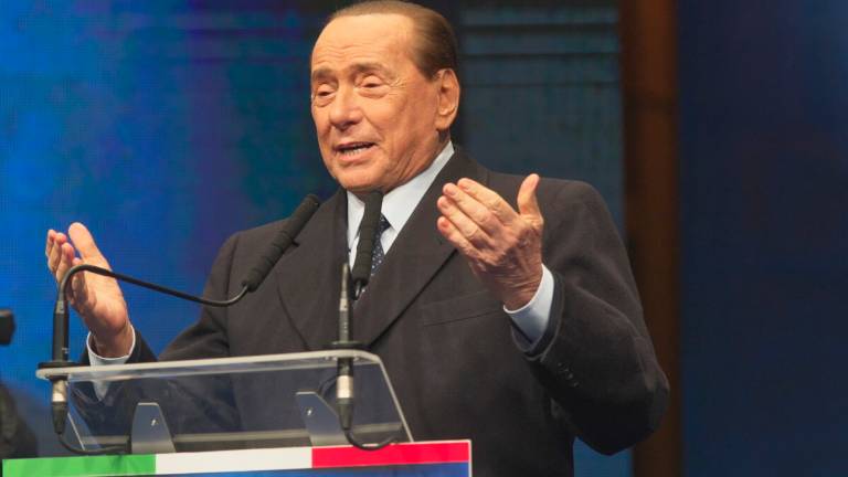 Salvini scalda la piazza a Ravenna, Berlusconi annuncia Sgarbi Salvini scalda la piazza a Ravenna, Berlusconi annuncia Sgarbi