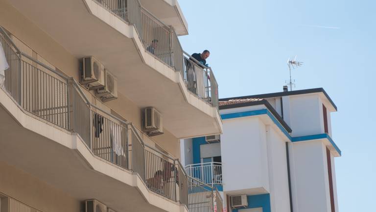 Cervia, 14enne cade dal balcone dell'hotel. Volo di 12 metri, è grave Cervia, 14enne cade dal balcone dell'hotel. Volo di 12 metri, è grave