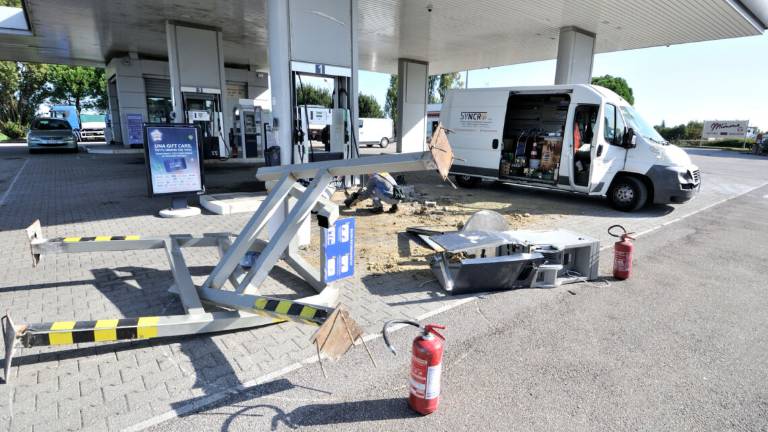 Ravenna, assalto al distributore con una ruspa Ravenna, assalto al distributore con una ruspa