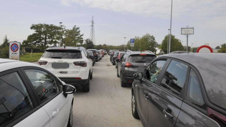 Coronavirus Lugo, dopo casi a scuola tutti in fila per il tampone Coronavirus Lugo, dopo casi a scuola tutti in fila per il tampone