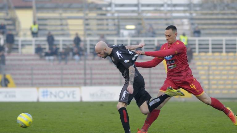 Calcio, espulso Pellizzari: il Ravenna affonda a Modena Calcio, espulso Pellizzari: il Ravenna affonda a Modena