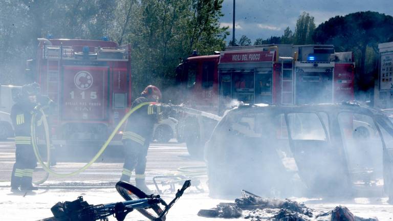 Incendio: auto a fuoco al casello A14 di Rimini sud - VIDEO GALLERY Incendio: auto a fuoco al casello A14 di Rimini sud - VIDEO GALLERY